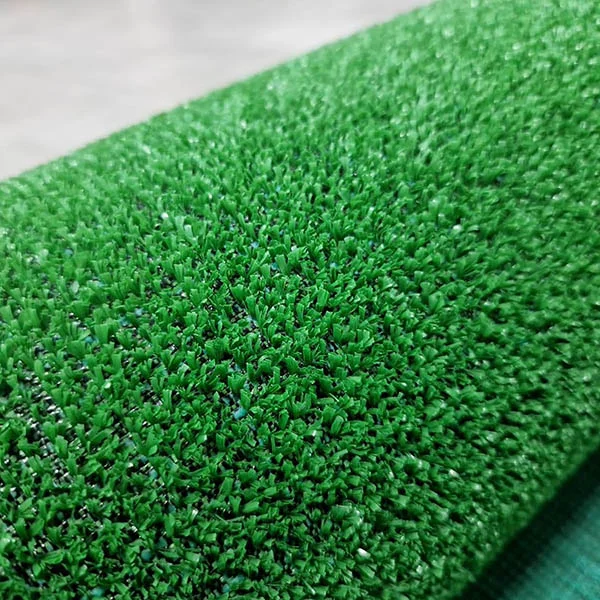 césped artificial - decoración patios pequeños