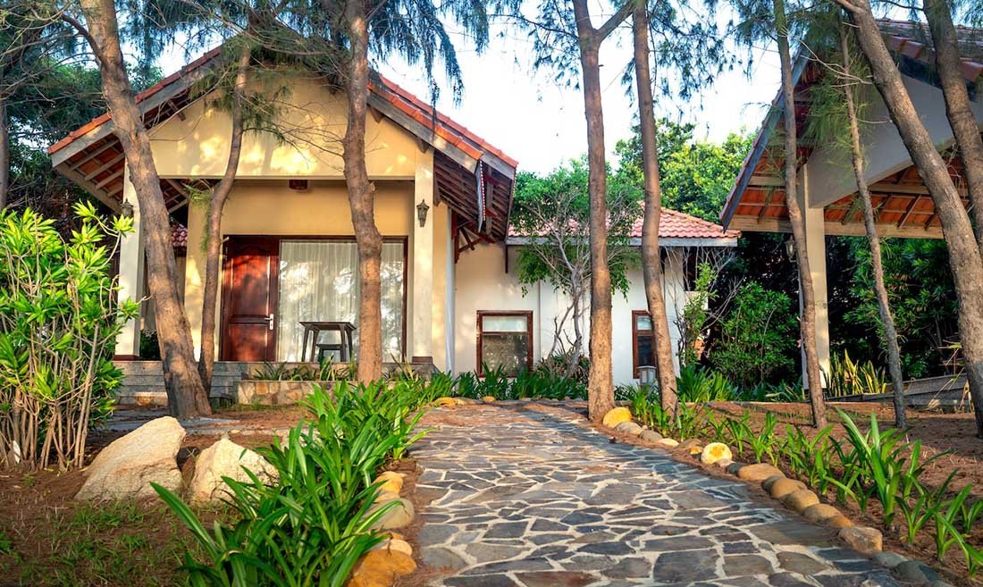 jardín con camino de piedras con rocas alrededor - jardines decorados con piedra